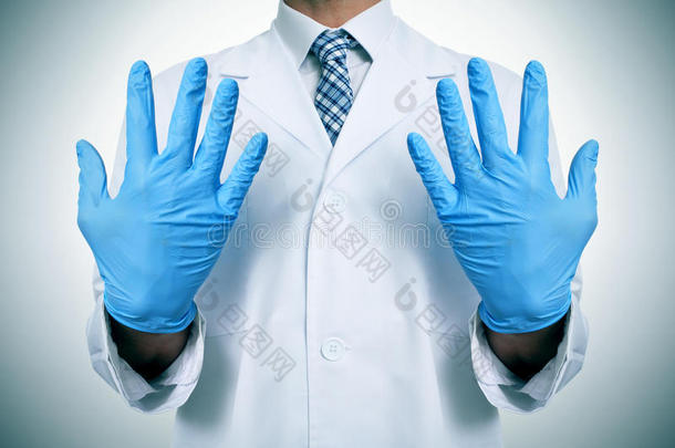 戴着医用手套的医生