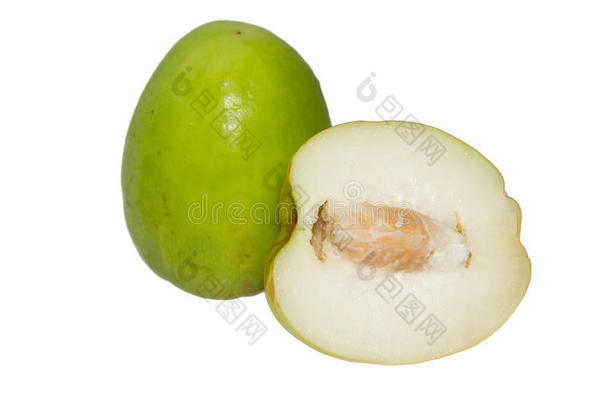 白色背景下分离的青枣或猴苹果