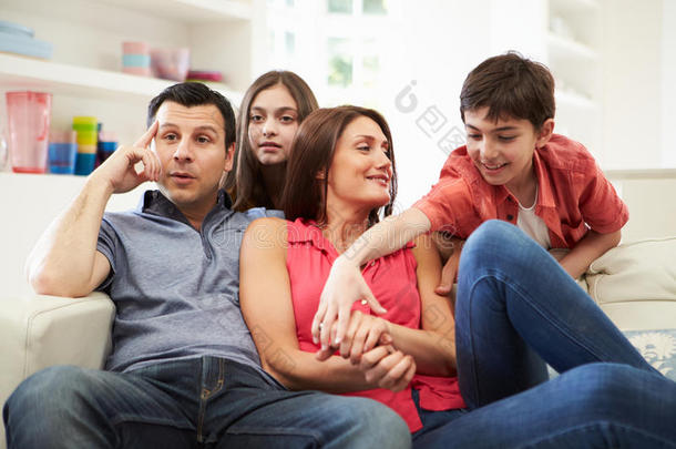 一家人在沙发上一起看电视