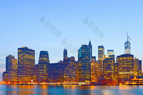 美国纽约市，曼哈顿下城的建筑<strong>灯火通明</strong>