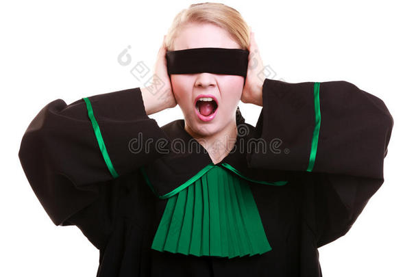 律师律师身着经典的波兰长袍，用眼罩遮住眼睛