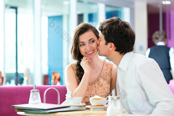 年轻情侣咖啡馆拥抱接吻