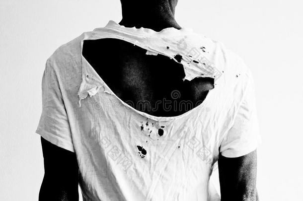 一个穿着撕裂的白色t恤的男人的背