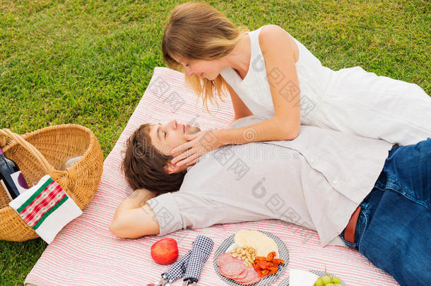 享受浪漫日落野餐的情侣