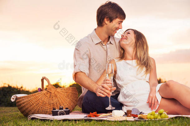 享受浪漫日落野餐的情侣