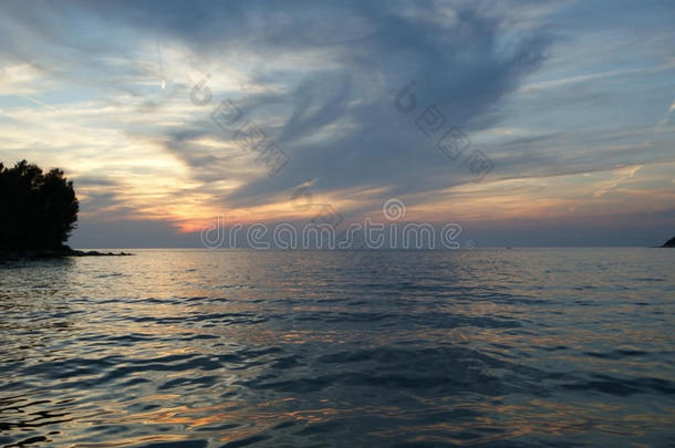 抽象海洋与日落背景