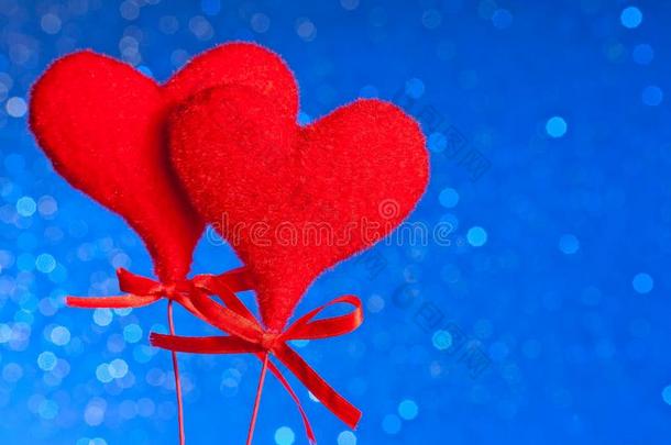 两颗红色天鹅绒心，情人节的概念