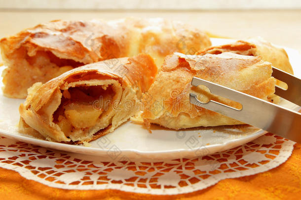 strudel，切成块，撒上<strong>冰糖</strong>