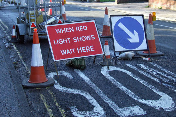 当红灯亮起时，道路开始工作，请在此等候信号