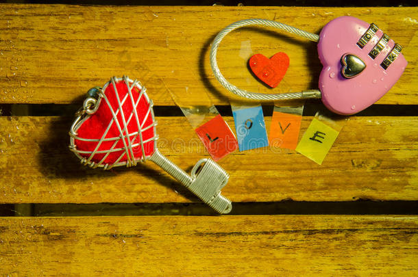粉红色主钥匙，带红心钥匙和爱心字母表