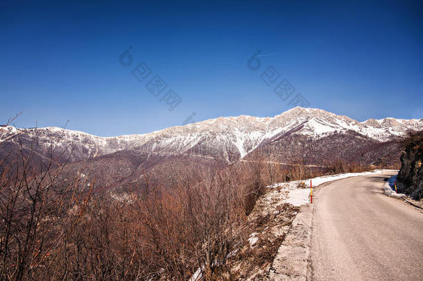 冬季景观展示落基山和道路