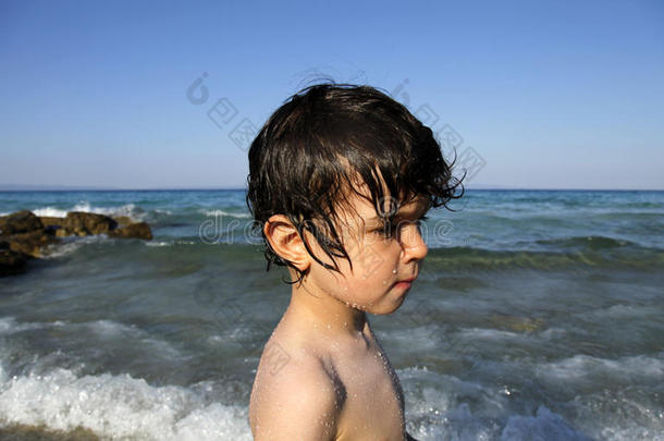 海滩上头发和身体都湿透的小孩