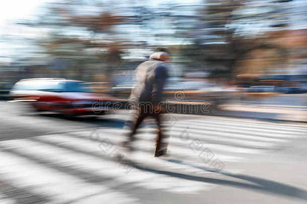 一位老人在人行横道上过马路