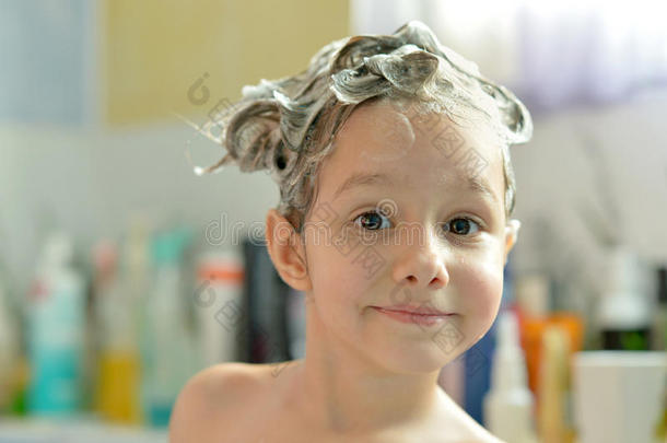 洗澡的小女孩