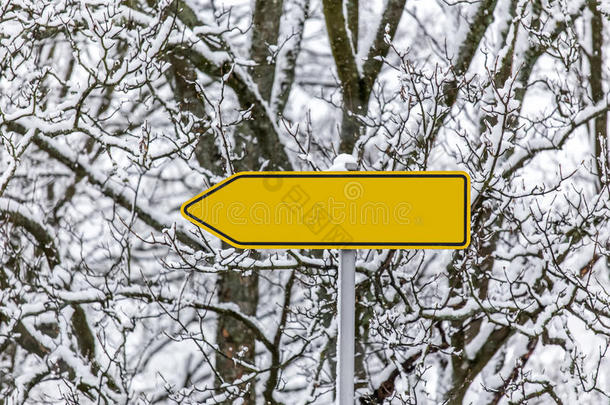 雪地上的黄色箭头标志，指向左边