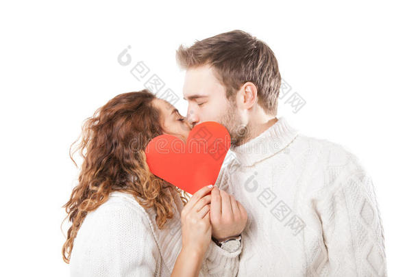 幸福的情侣在红心后亲吻