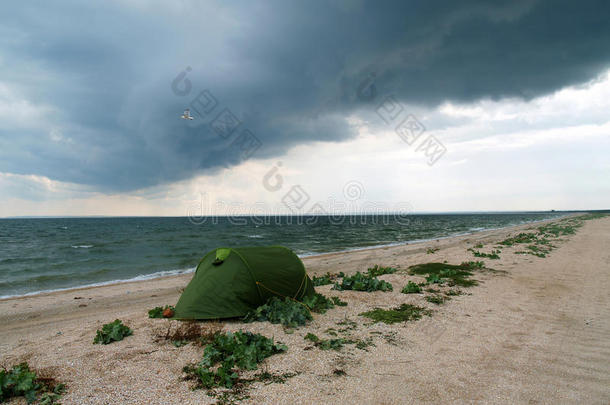 无人居住海滨的旅游帐篷