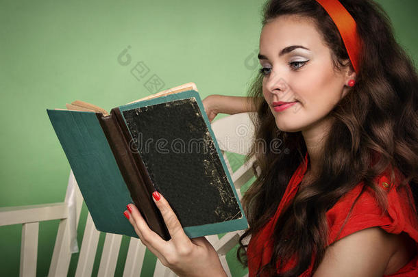 怀旧情怀的女孩看书