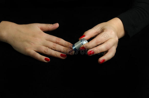 年轻女人做指甲的手