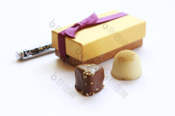 巧克力堆与礼品盒白色背景