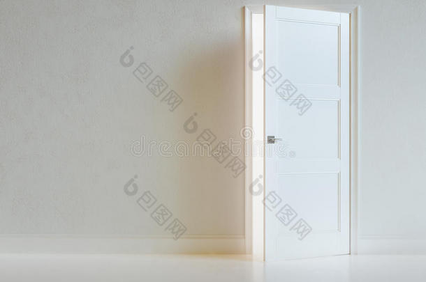 空旷的白色室内，门开着。