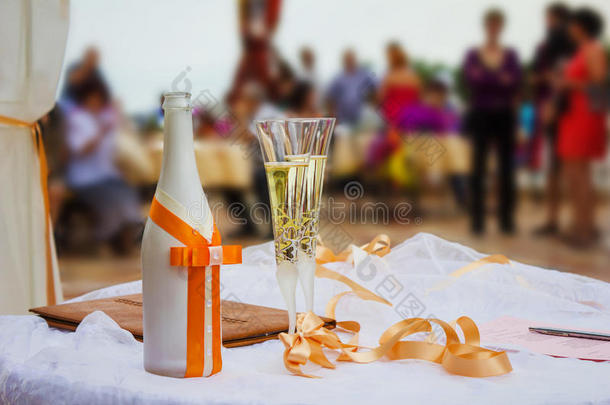 婚礼香槟酒杯。婚礼-爱的庆典