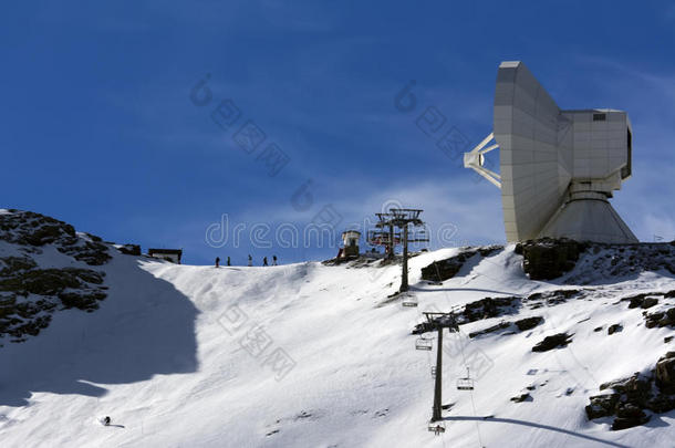 普拉多拉诺滑雪胜地山上的大望远镜