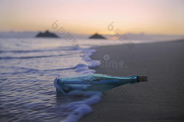 在沙滩上用瓶子<strong>传递信息</strong>