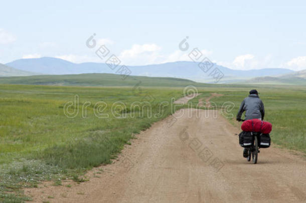 骑自行车穿越蒙古草原的人