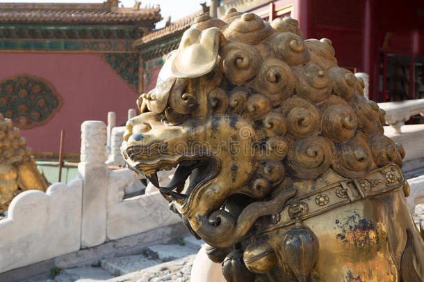 紫禁城的中国龙铜像。北京