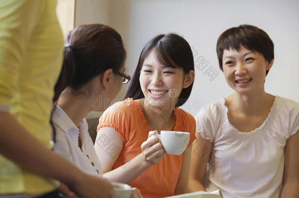 <strong>北京</strong>，四个朋友坐在咖啡<strong>店</strong>里聊天