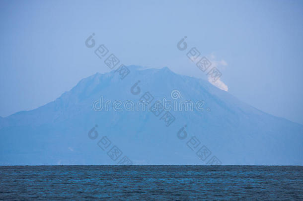 樱岛火山附近冒着烟