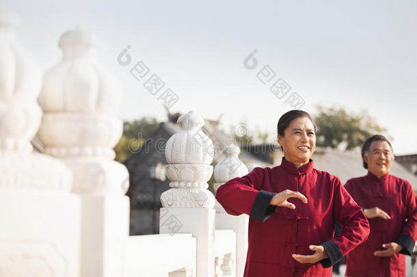 两位在北京练<strong>太极拳</strong>的大四学生，手挽着手