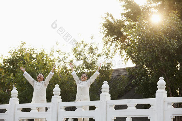 两位在北京练<strong>太极拳</strong>的大四学生，伸出双臂