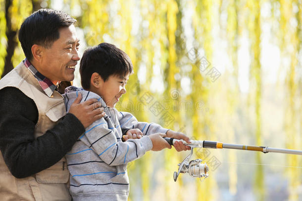 父子在湖边钓鱼