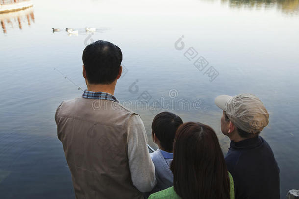 一家人在湖里看鸭子