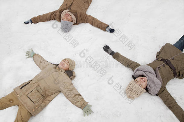 一家人躺在雪地里造雪天使