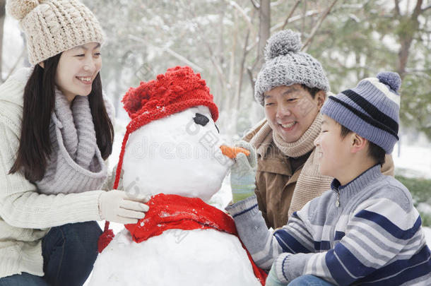 冬天在公园里堆雪人