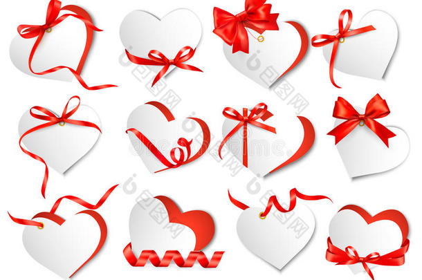 一套漂亮的礼品卡，带有红色礼品弓和红心。