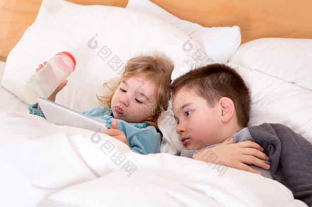 可爱的小男孩和小女孩睡前看书