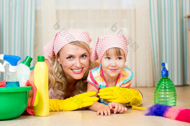 母亲和孩子准备打扫房间