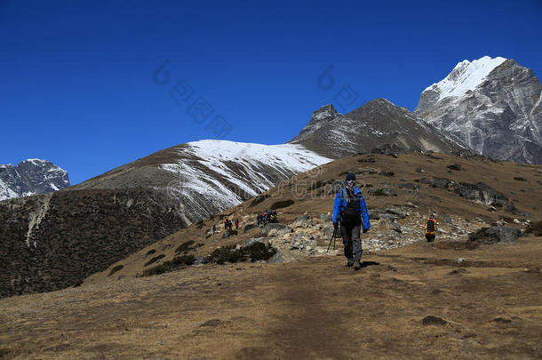 从尼泊尔的珠穆朗玛峰徒步旅行到珠穆朗玛峰大本营旁