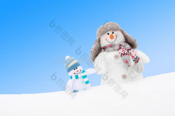 蓝天映衬下的冬日雪人亲朋好友