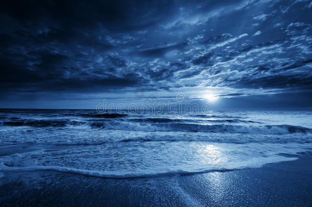 午夜蓝色的海岸月亮升起，天空波涛汹涌