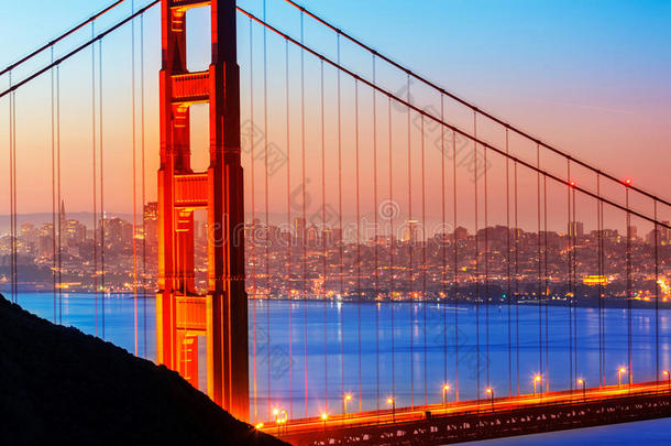 旧金山金门大桥通过电缆日出