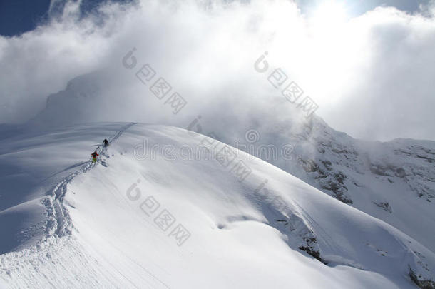 攀登雪山的滑雪者