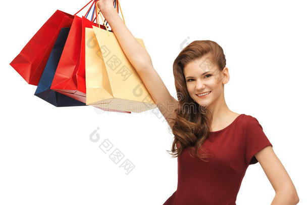 一个穿着红色衣服拿着购物袋的少女