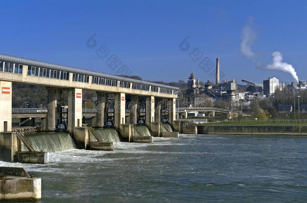 默兹河上和河中的工厂和水利工程