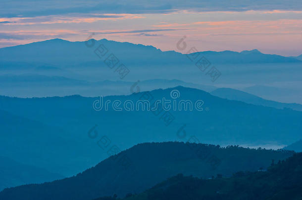 清晨阳光下的山景，尼泊尔琅塘国家公园喜马拉雅山