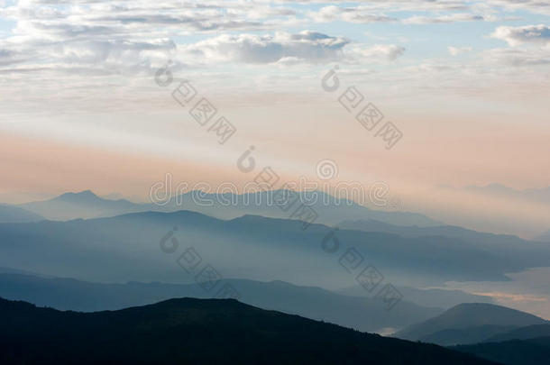 清晨阳光下的山景，尼泊尔琅塘国家公园喜马拉雅山